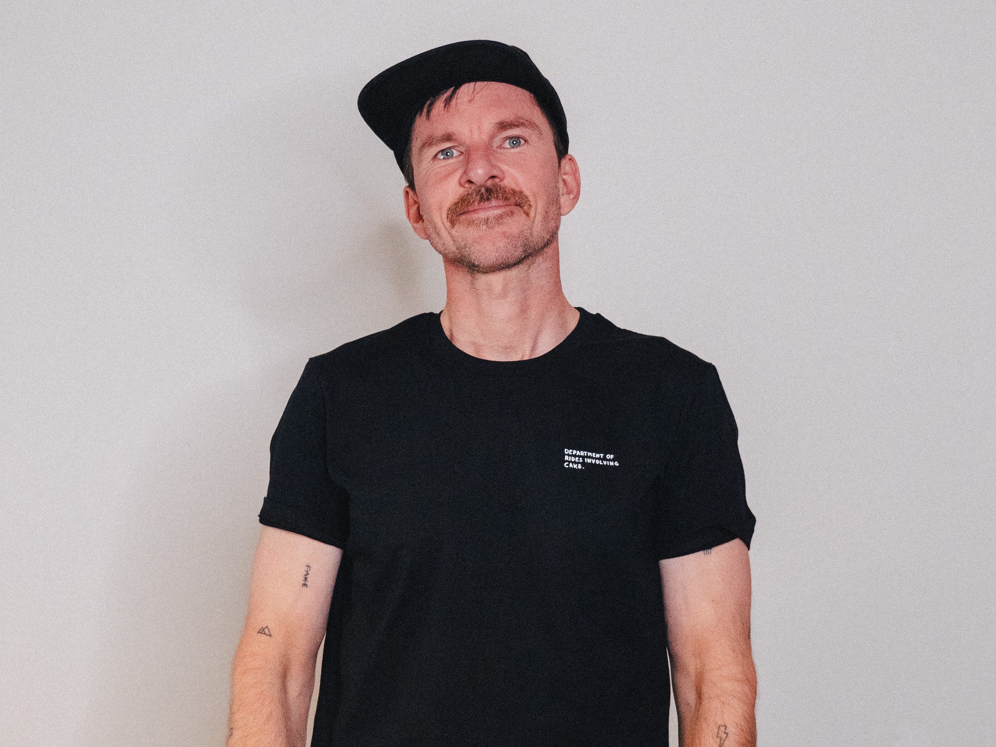 Anton, Designer und Gründer von YMCYC – Ersteller von Rennrad Bucket-List Prints